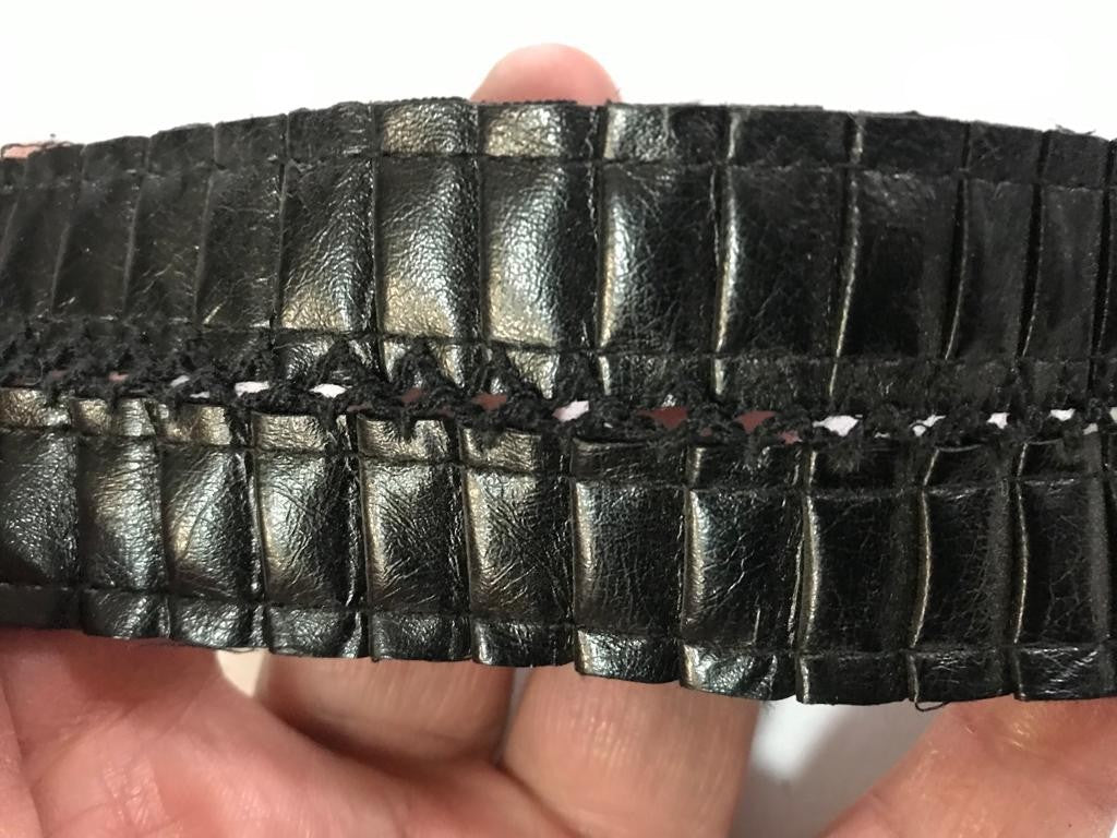 Ruban Simili Cuir en entre deux aspect drapé : Élégante Bande en Simili Cuir Noir Brillant