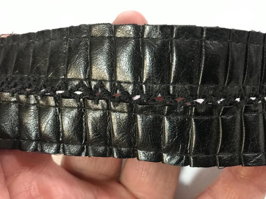 Ruban Simili Cuir en entre deux aspect drapé : Élégante Bande en Simili Cuir Noir Brillant