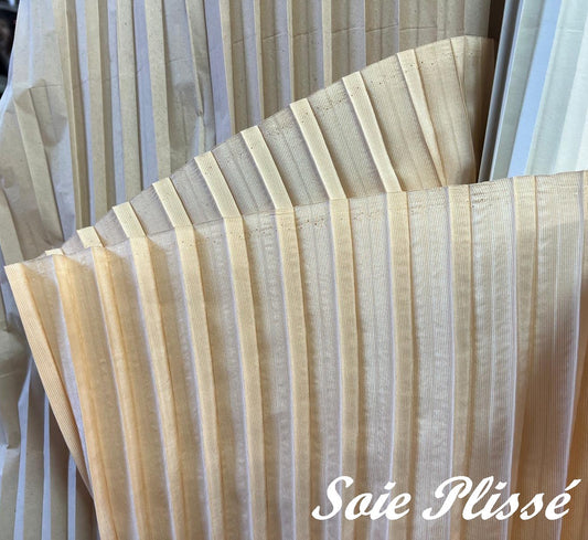 Soie Plissé Saumon: Élégance Dépliée et Créativité - Pleated Salmon Silk: Unfolded Elegance and Creativity