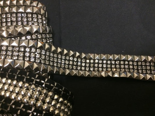 Strass Au Mètre En Clous Méta Argent  Et Strass Cristal De 3 Cm.
