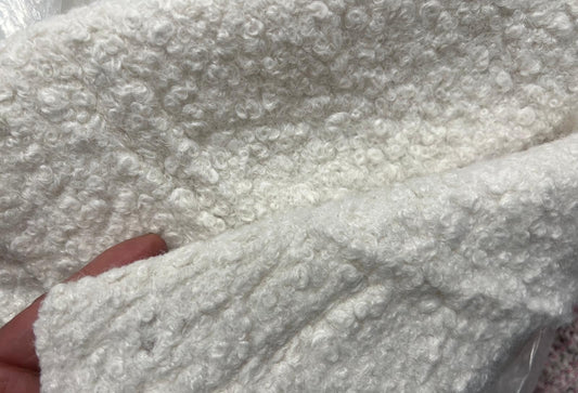 Ecru Bouclette Fabric: Softness, Warmth and Elegance for Your Creations
