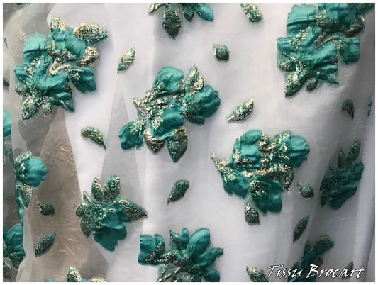 Tissu Brocart Au Mètre De Luxe En Motifs Fleurs Floqué Vert Emeraude et Doré Imprimés Et En Relief .