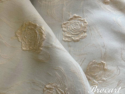 Tissu Brocart Ciel Pastel aux Motifs Floraux Dorés : Éclat et Élégance