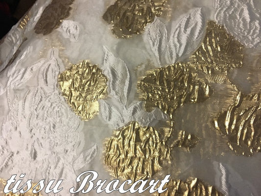 Tissu Brocart  Couture En Motifs Fleurs FLoqués Couleur Ivoire Et Fleurs Doré Or Imprimés Pour Robes, Tailleurs Et Caftans.