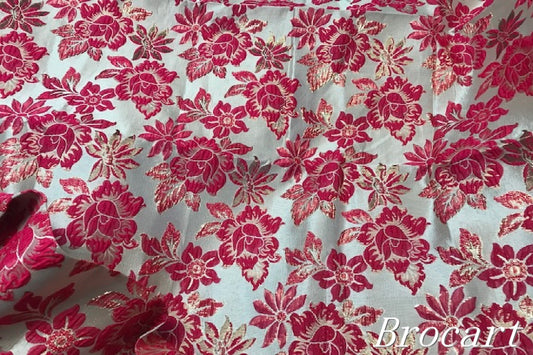 "Tissu brocart Fushia au mètre : "Éclat floral et touches dorées : Le somptueux brocart pour des créations d'exception"