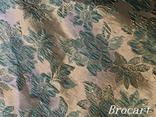"Tissu brocart vert d'eau au mètre : Élégance florale et touches dorées pour des créations d'exception"