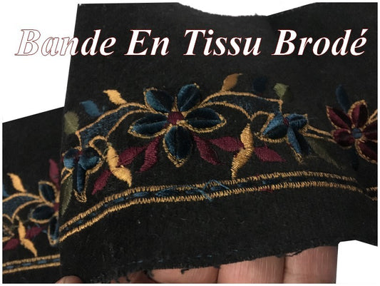 Tissu Brodé Fleurs Sur  Bande Velours Noir