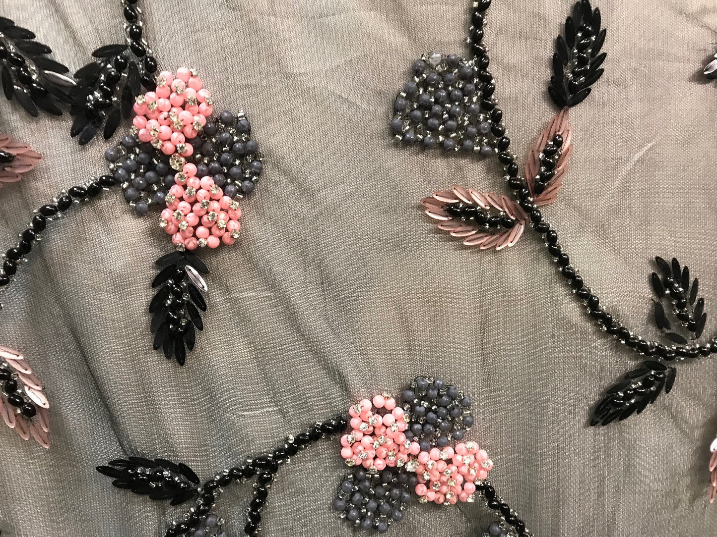 "Tissu en Résille Tulle Noir Perlé Haute Couture : Élégance et Sophistication