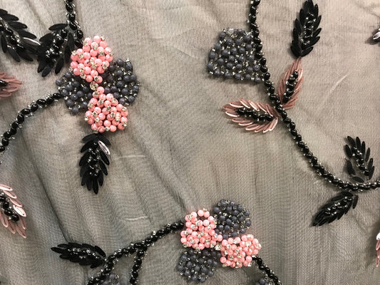 "Tissu en Résille Tulle Noir Perlé Haute Couture : Élégance et Sophistication