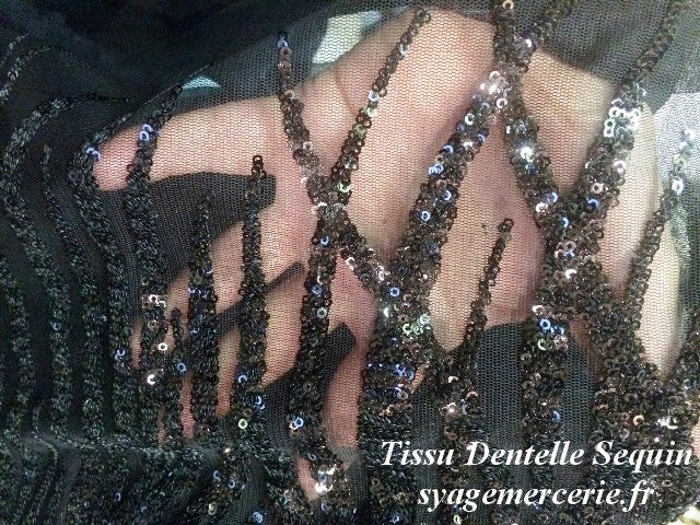 Tela de lentejuelas sobre malla de tul negro en gran ancho, para vestido de noche y caftán.