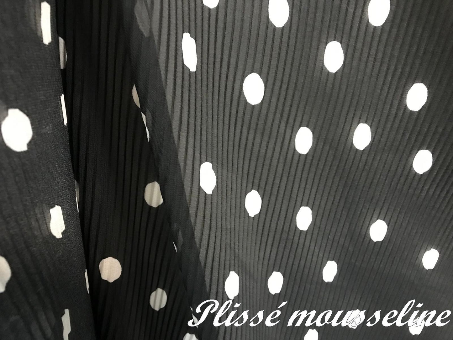 Black Pleated Muslin Fabric with White Polka Dots for Sewing, for Blouses, Skirts, and Customizations.