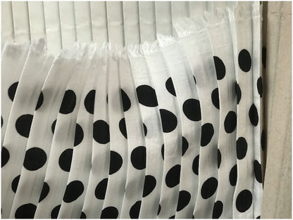 Tissu Plissé Blanc à Pois Noirs – Cupro Imprimé Au Mètre | Couture & Mode