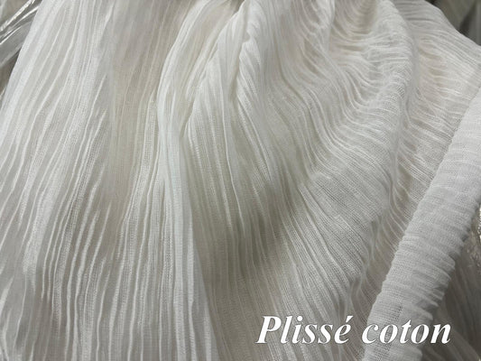 "Tissu Plissé Coton Blanc – Léger & Fluide – Idéal Couture & Mode"