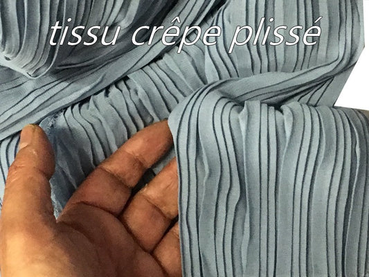 Tissu Plissé En crêpe Bleu Ciel A Coudre, Pour Chemisers, Jupes, Et Customisations.