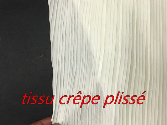 Tissu Plissé En crêpe  Ecru Ivoire A Coudre, Pour Chemisers, Jupes, Et Customisations.