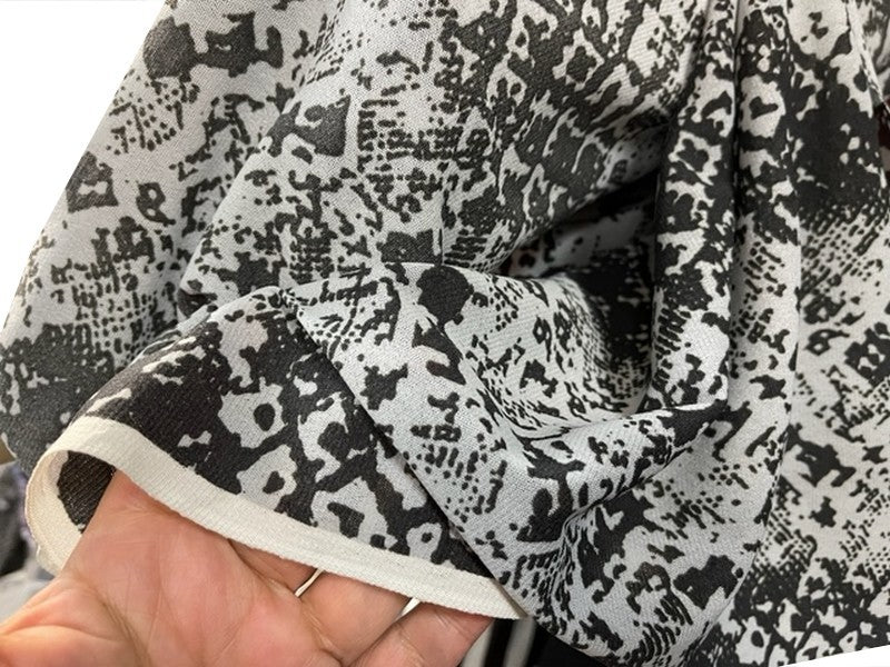 Tela de malla elástica estampada gris por metro