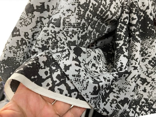 Tela de malla elástica estampada gris por metro