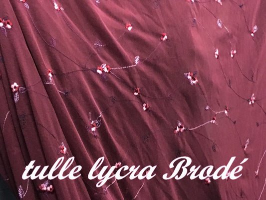 Tela de malla de lycra bordada por metro con estampado de flores en color burdeos para leotardos.