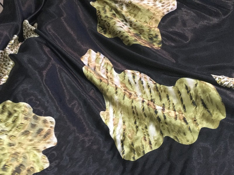 Tela de satén estampada negra con estampado de leopardo