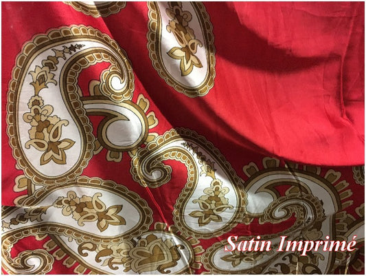 Tela de satén estampada con patrón de cachemira roja para confección y personalización de prendas.