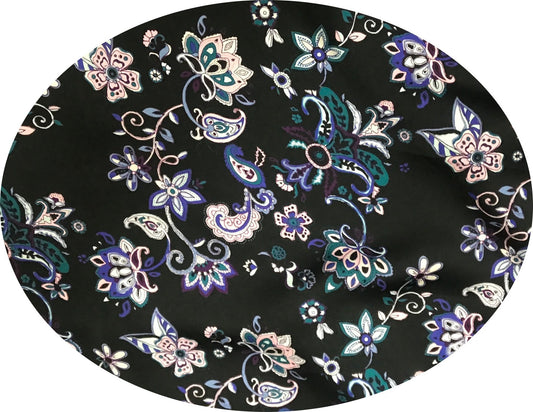 Tela de satén estampada en rosas y violetas sobre fondo negro: Armonía floral