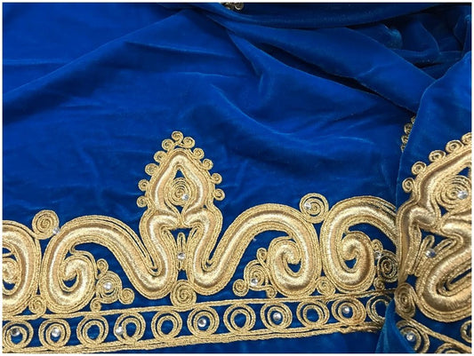 Tela de terciopelo azul rey con bordados en hilo dorado. Disponible por metro.