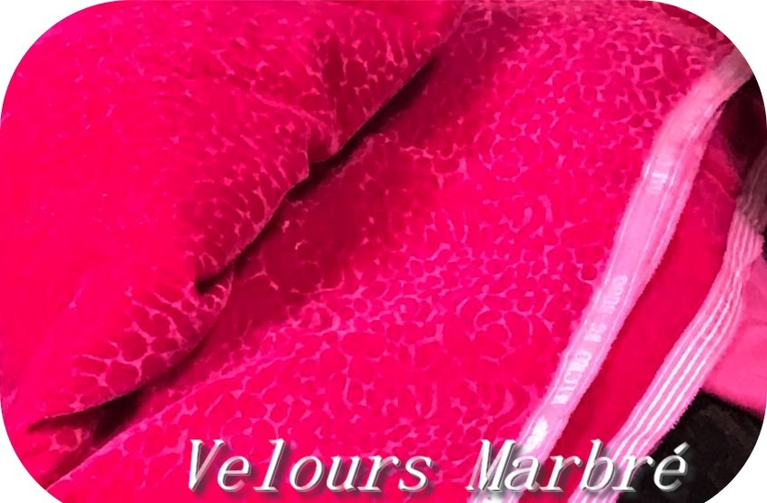 Tissu Velours Marbré fuschia au mètre, Symbole de Raffinement