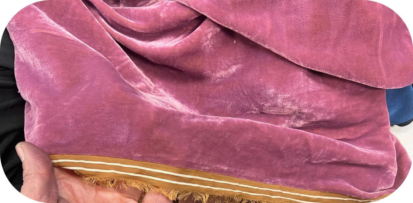Tissu Velours Toucher Soie Vieux rose Tombé Fluide et  – Chic et Intemporel