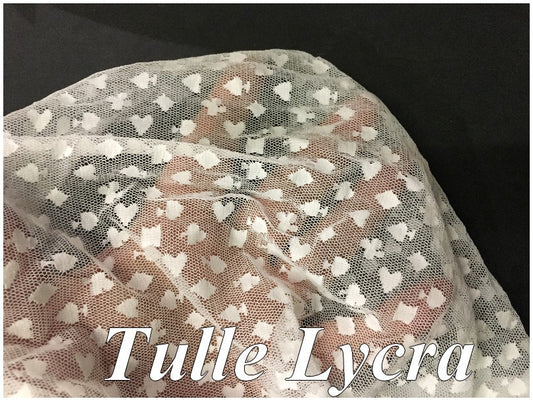 Tul blanco estampado de corazones y tréboles de spandex por metro para leotardos.
