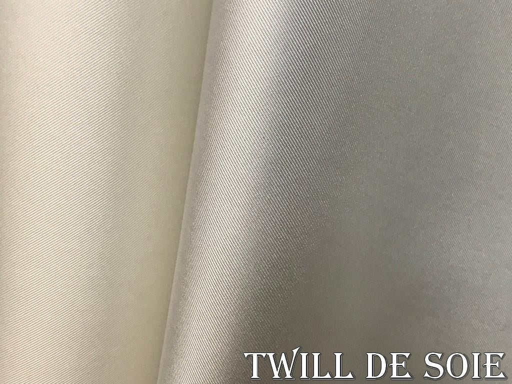 Twill de Soie Ivoire Haute Couture Au Mètre : L'essence du luxe et de la créativité.