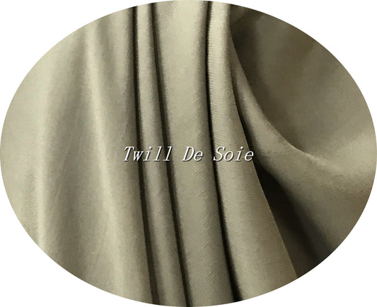 Twill de Soie taupe haute couture Au Mètre : L'essence du luxe et de la créativité.