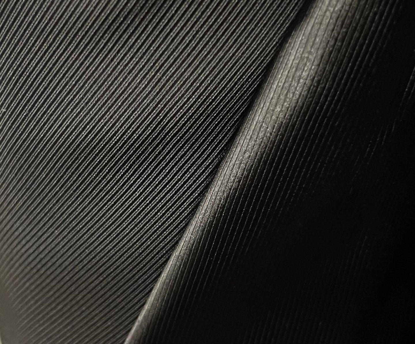 Twill de Soie Viscose Noir Épais -  Le Choix du Luxe et de la Durabilité